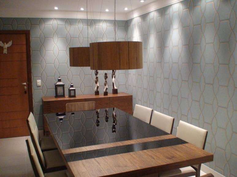 37. Papel de parede geom&eacute;trico dando um charme a mais para a sala projetada por Giovani Chiste