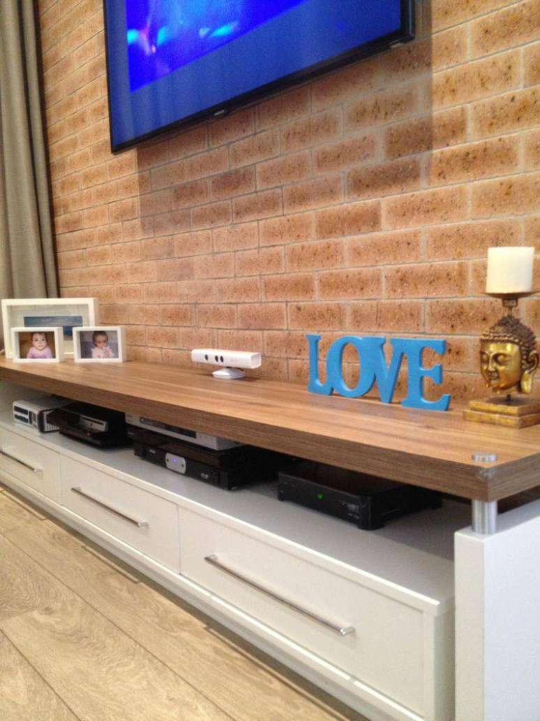 38. Para transformar o ambiente sem gastar muito, um papel de parede que imita tijolos aparentes. Projeto de Adriana Victorelli