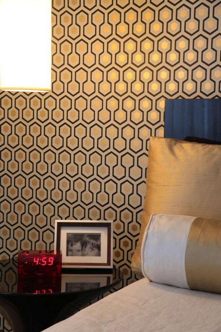 11. Da mesma forma, o papel de parede para quarto escolhido por Simone Collet &eacute; ponto focal no c&ocirc;modo