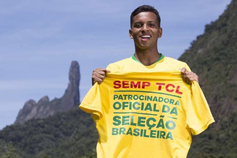 Rodrygo, do Santos, participou do anúncio oficial da nova patrocinadora. (Foto: Divulgação/CBF)