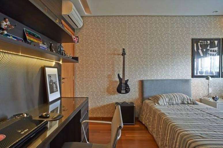 16. No projeto de Anastasia Arquitetos, o papel de parede para quarto segue o padr&atilde;o preto e branco da decora&ccedil;&atilde;o