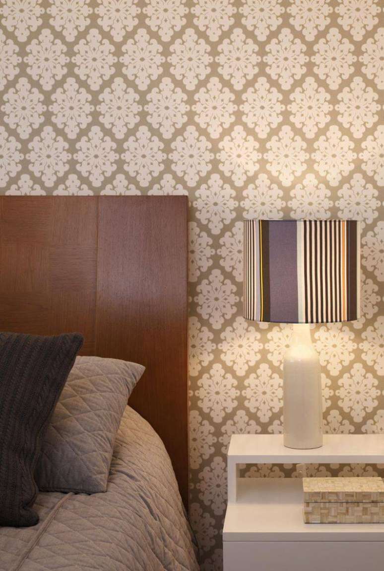 19. Veja como colocar papel de parede nos mesmos tons das roupas de camas e objetos que valorizam a decora&ccedil;&atilde;o. Projeto de In House