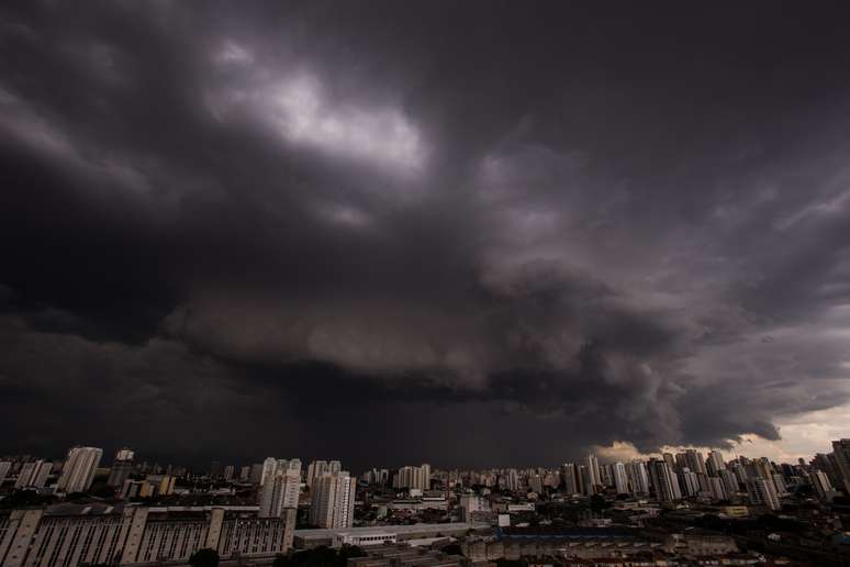 Nuvens carregadas e raios são vistas da Lapa, Zona Oeste de São Paulo