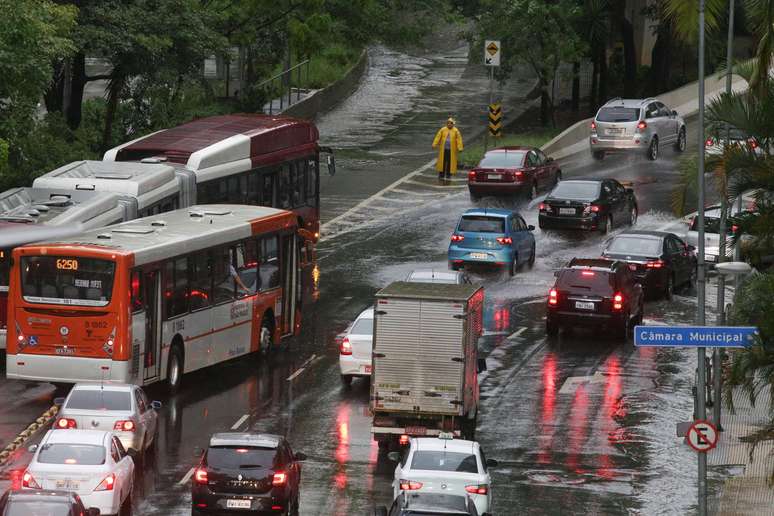 Viaduto Nove de Julho, no centro de São Paulo, após fortes chuvas na tarde desta terça-feira