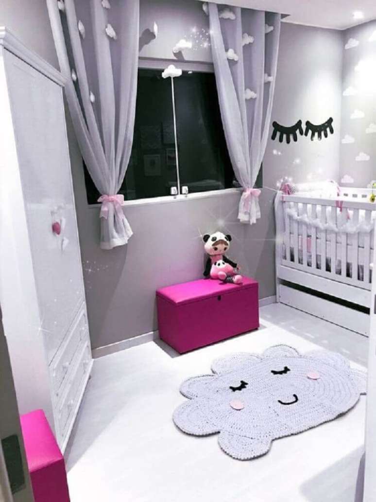 18. Para uma decoração moderna e delicada tons de cinza e rosa são perfeitas para cores para quarto de bebê feminino – Foto: Élégant Lit