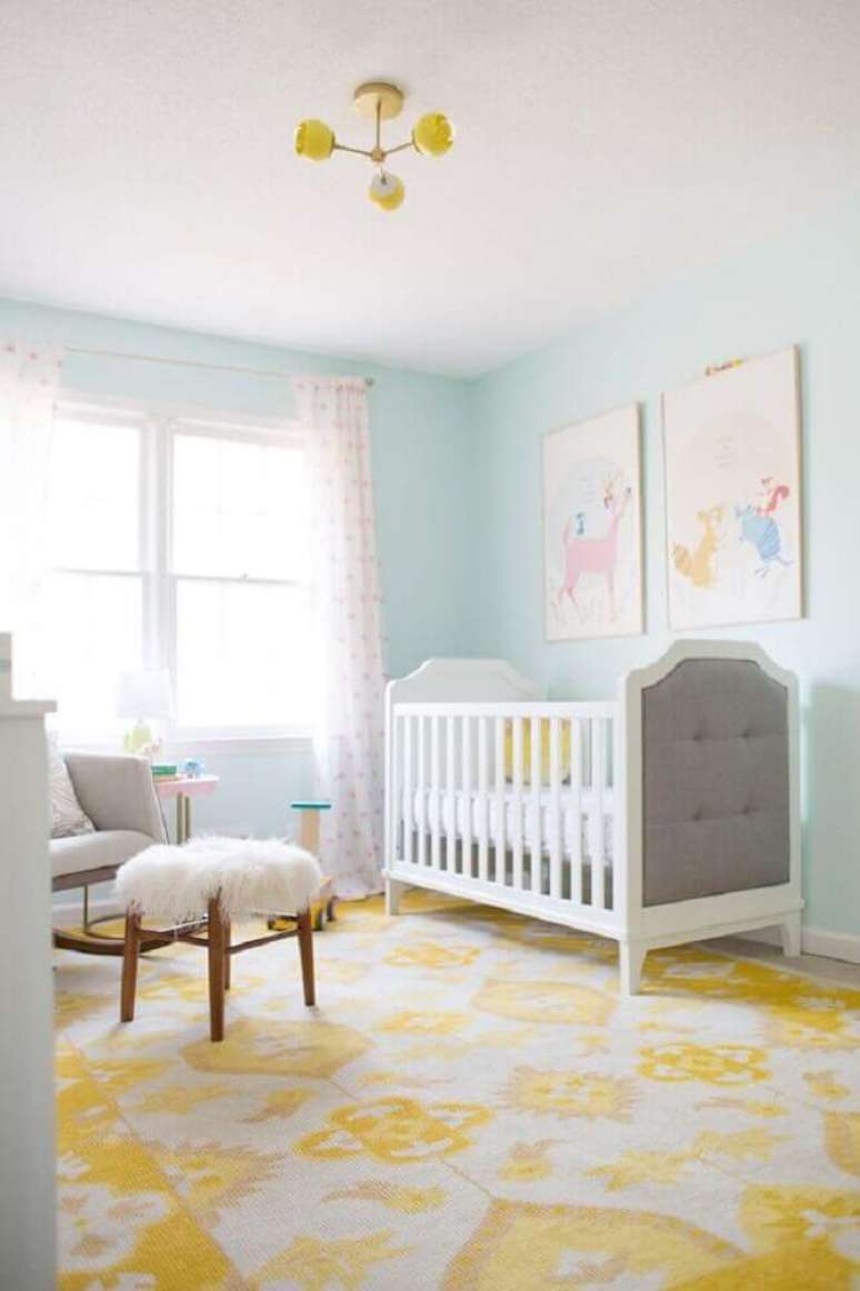 25. Decora&ccedil;&atilde;o super delicada com cores para quarto de beb&ecirc; feminino com tapete amarelo e paredes pintadas de azul &ndash; Foto: Jogja Story