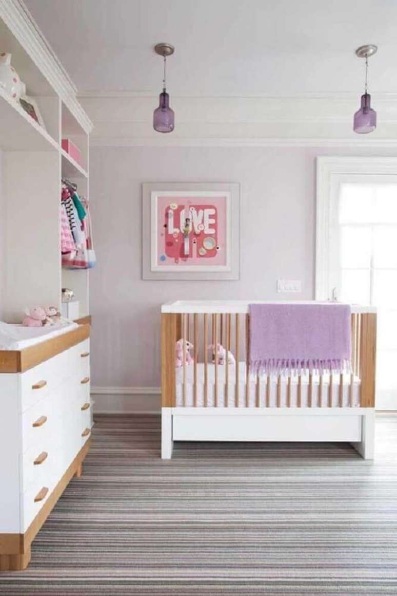 27. Al&eacute;m do rosa, o roxo e o lil&aacute;s tamb&eacute;m s&atilde;o cores para quarto de beb&ecirc; feminino muito utilizado &ndash; Foto: Amy Hirsch