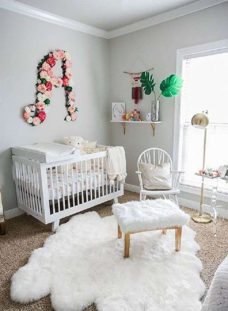 28. Decoração clean para quarto de bebê menina todo branco e cinza – Foto: Baby Shoes