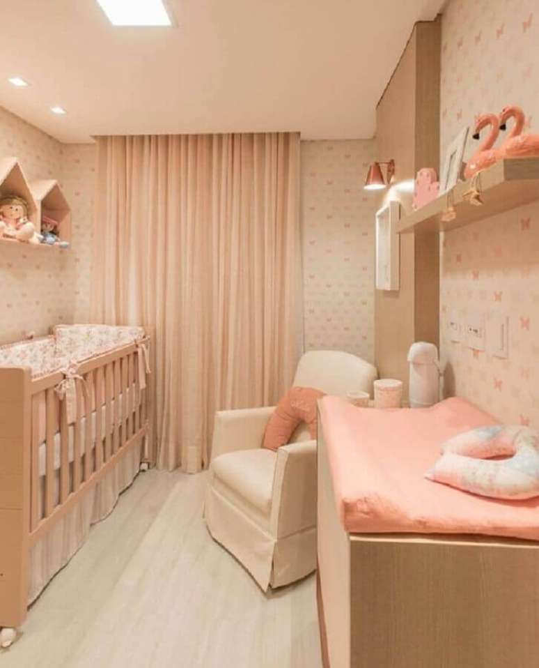 30. Decoração para quarto de bebê feminino em tons de bege e salmão com papel de parede e nichos em formato de casinha – Foto: Zozu