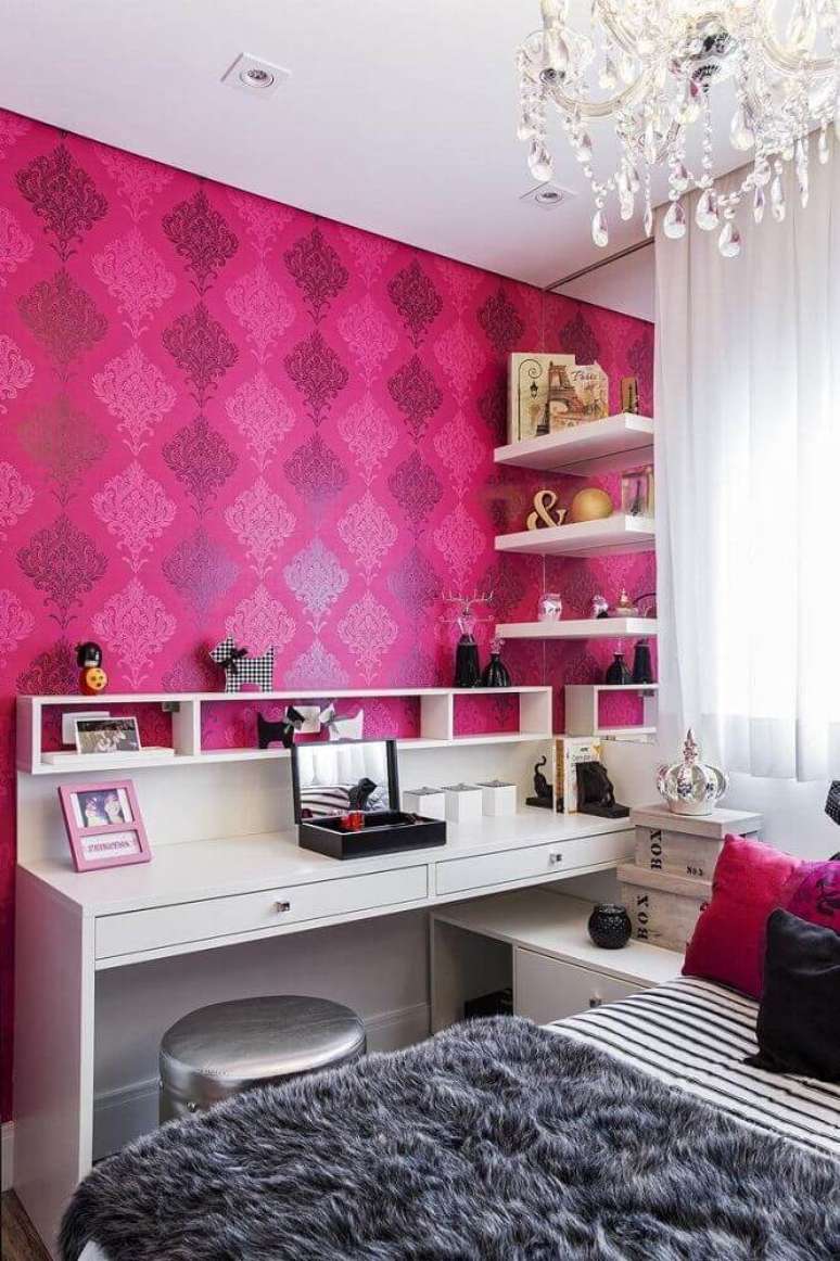 4. Tons vibrantes de rosa são cores de quarto feminino para quem não tem medo de ousar – Foto: Aaron Guides