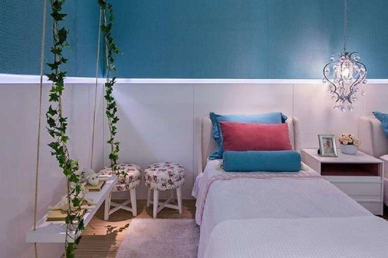 6. Decoração delicada para quarto feminino em tons de azul e branco – Foto: Arina Araújo