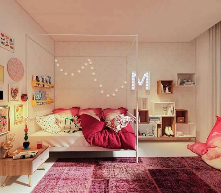 38. Cores para quarto feminino jovem decorado com vários quadrinhos e dossel – Foto: Manga Rosa Arquitetura