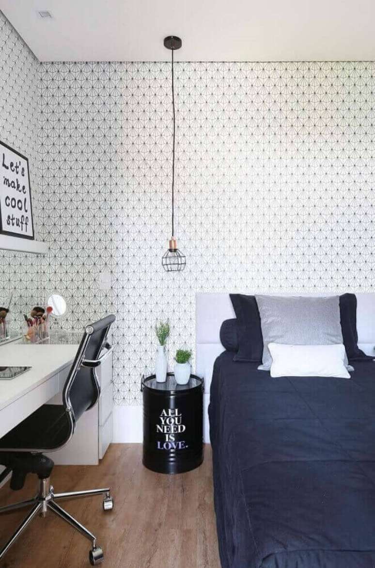 42. Cores para quarto feminino jovem com papel de parede e pendente moderno ao lado da cama – Foto: Belluz Zomartinhão