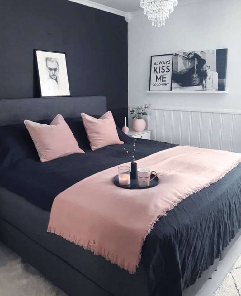 47. Cores de quarto feminino moderno com parede preta e branca e roupa de cama rosa – Foto: We Heart It