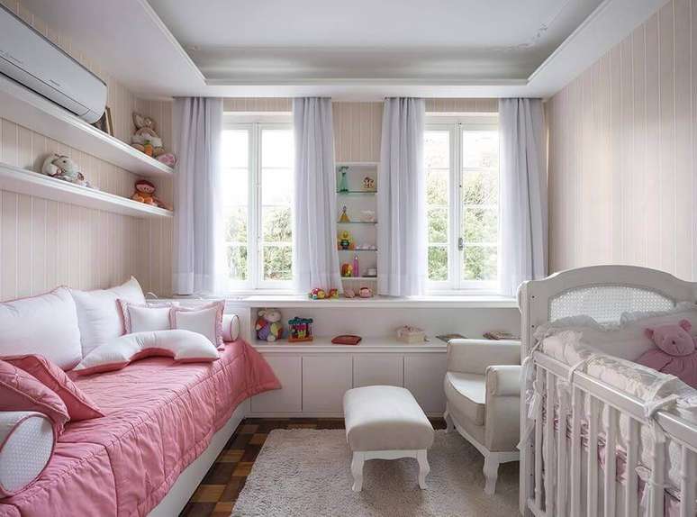 50. O branco é uma das cores para pintar quarto feminino mais utilizada no quarto de bebê – Foto: Kali Arquitetura