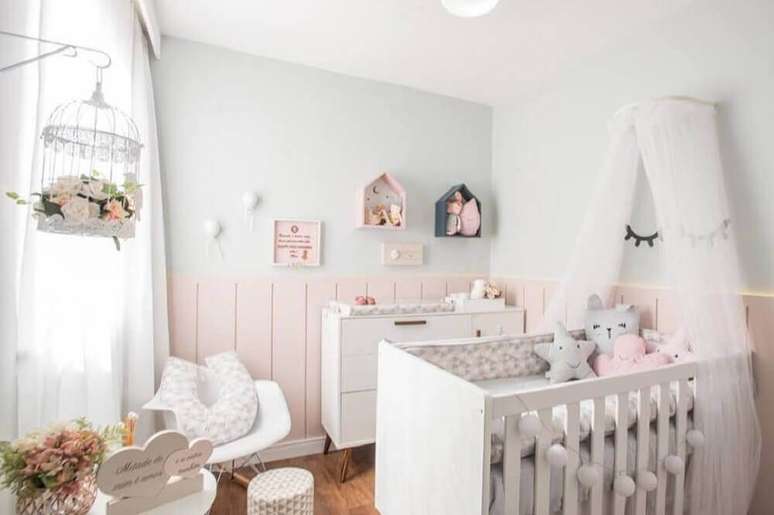 52. Cores para quarto de beb&ecirc; feminino com decora&ccedil;&atilde;o rom&acirc;ntica &ndash; Foto: Andrea Fonseca