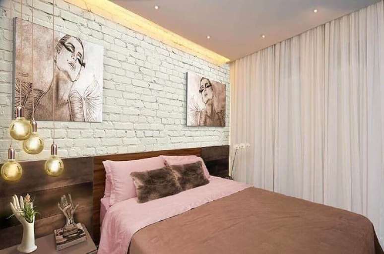 57. Decoração moderna para quarto feminino jovem com parede de tijolinho e cabeceira de madeira – Foto: Leonardo Viansa