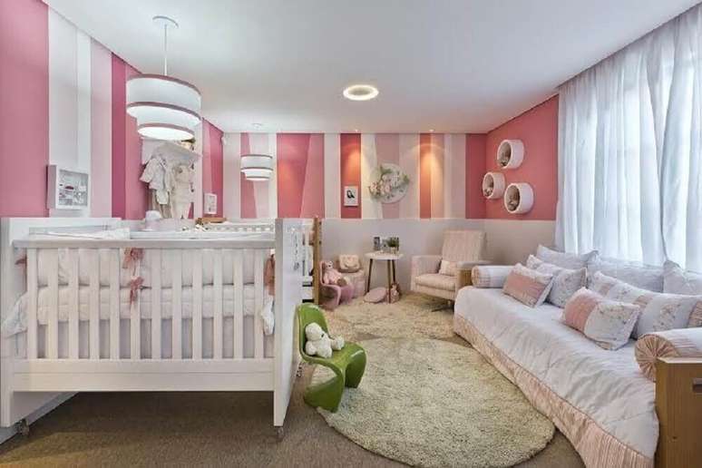 61. Decoração para quarto de bebê branco e rosa com papel de parede listrado e nichos redondos – Foto: Aaron Guides