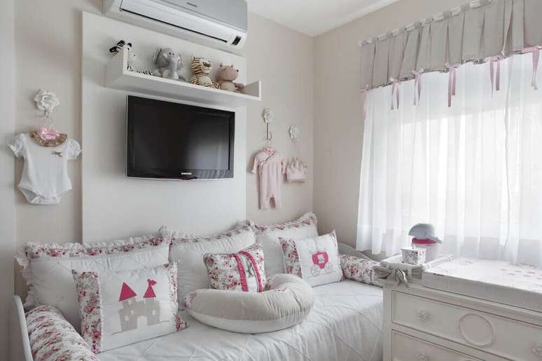 63. Decora&ccedil;&atilde;o para quarto de beb&ecirc; todo branco com detalhes em rosa &ndash; Foto: Leticia Araujo