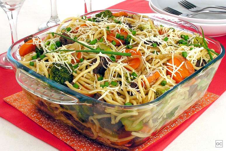 Macarrão com carne e brócolis