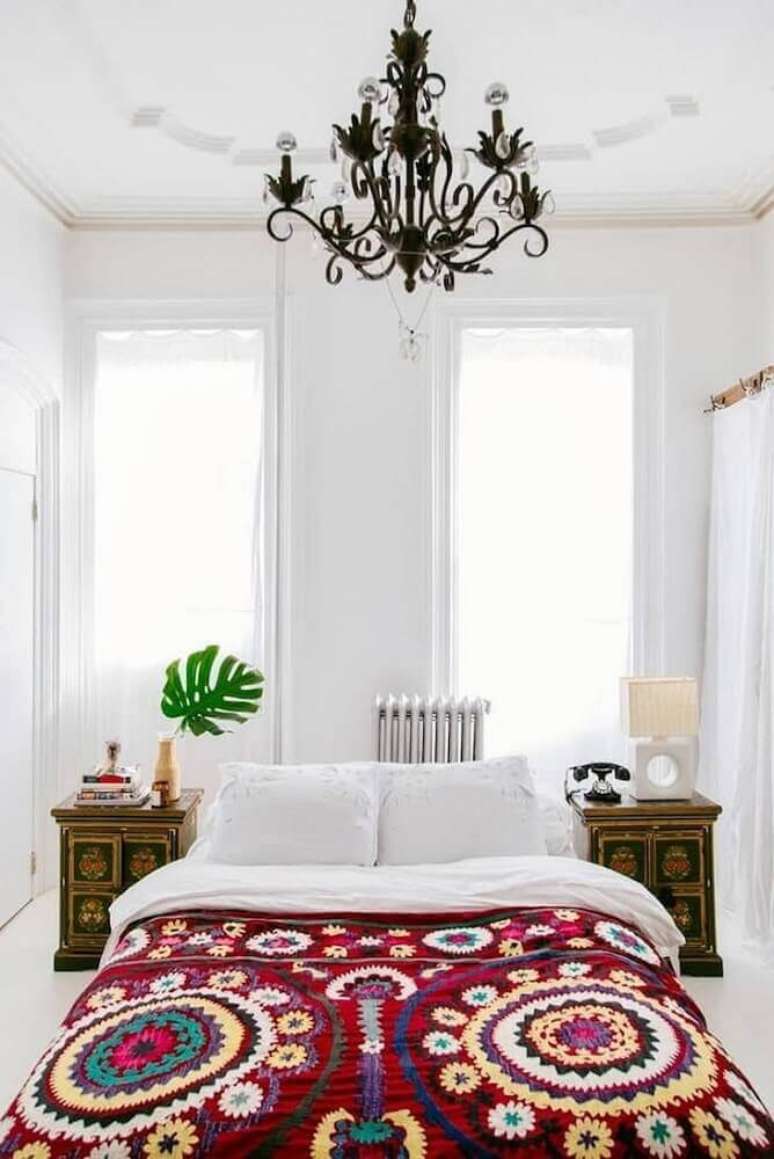 66. As cores para quarto feminino todo branco podem ficar por conta das roupas de cama – Foto: Apartment Therapy