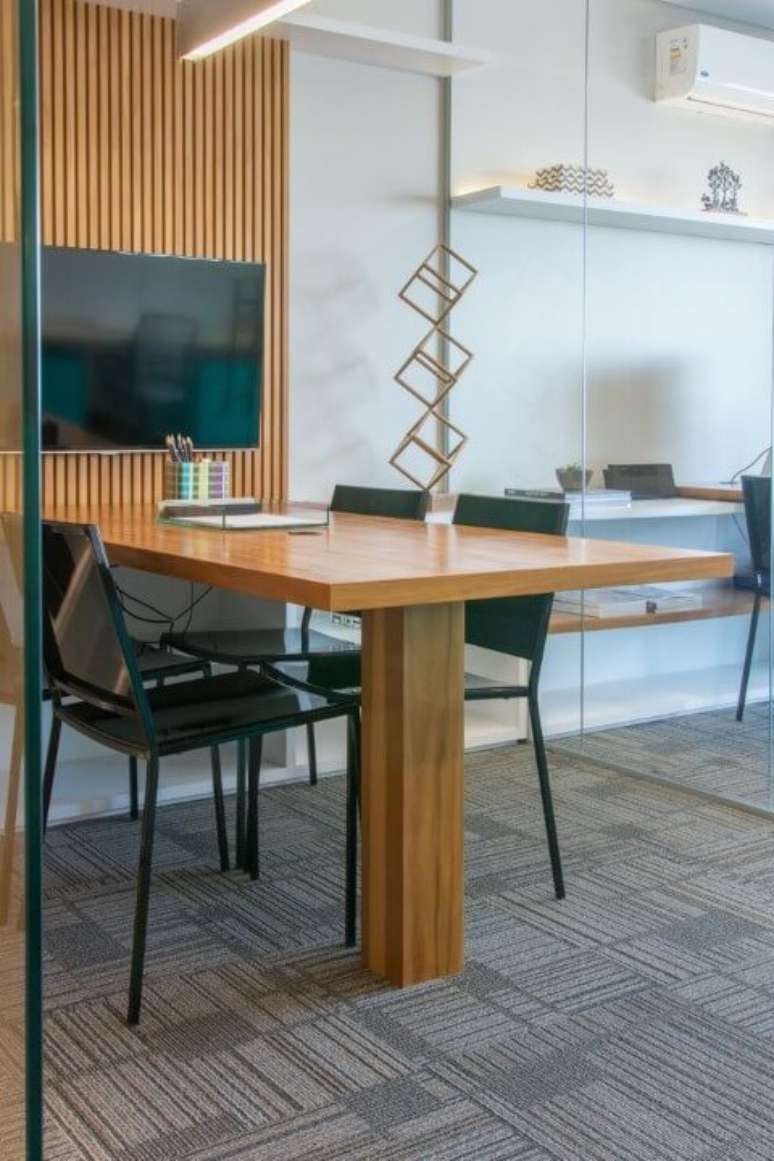 18. Mesa e painel de madeira em sala de reunião. Projeto de Danyela Correa