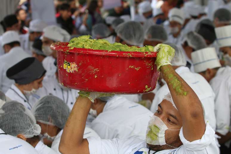 Voluntário de escola de culinária carrega bacia de guacamole no México
03/09/2017 REUTERS/Fernando Carranza 