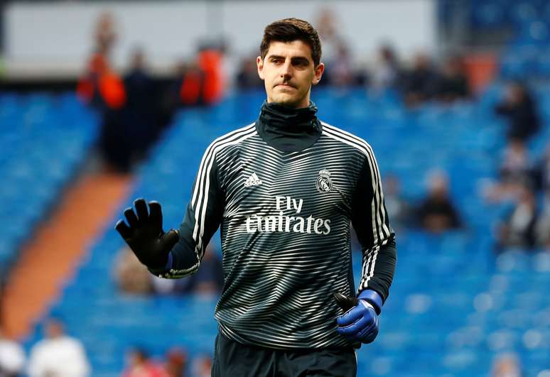 Goleiro Thibaut Courtois se aquece antes de partida do Real Madrid contra a Real Sociedade pelo Campeonato Espanhol
06/01/2019 REUTERS/Juan Medina 