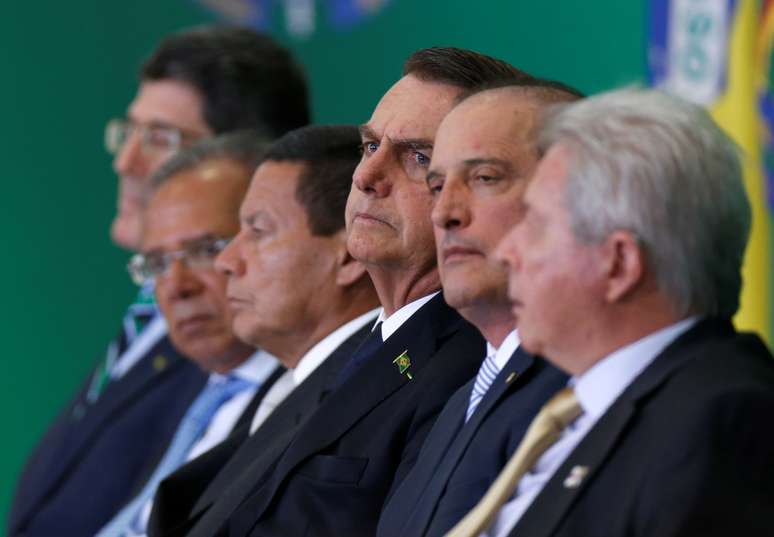 Presidente Jair Bolsonaro, sentado ao lado do vice-presidente Hamilton Mourão e auxiliares
07/01/2019
REUTERS/Adriano Machado