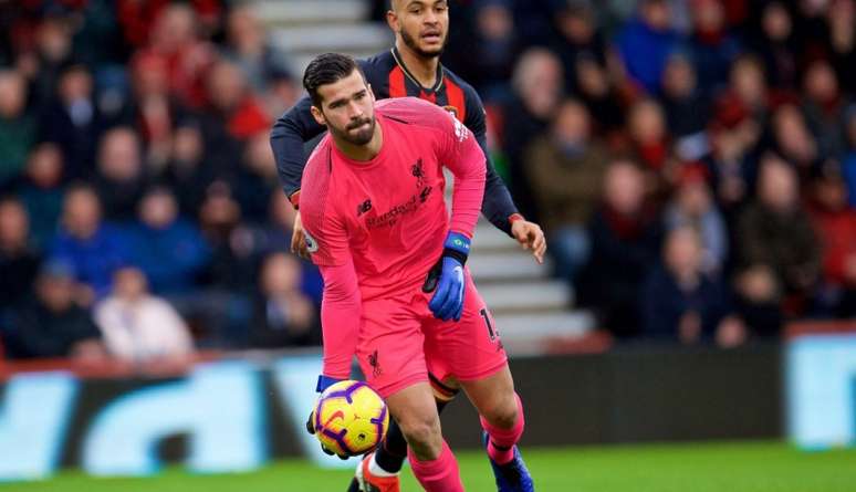 Alisson é um destaques da forte defesa do Liverpool (Foto: AFP)