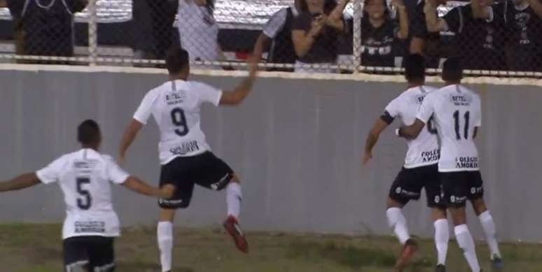 Jogadores comemoram o primeiro gol do Timão, marcado por Roni (Foto: Reprodução/TV)