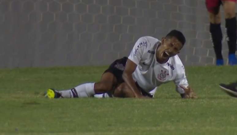 Fessin reclama de dor após choque com o goleiro do Ituano (Foto: Reprodução/TV)