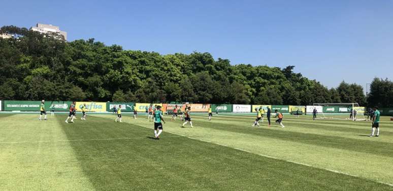 Treino em espaço reduzido nesta manhã de quarta-feira, na Academia de Futebol (Foto: Thiago Ferri)