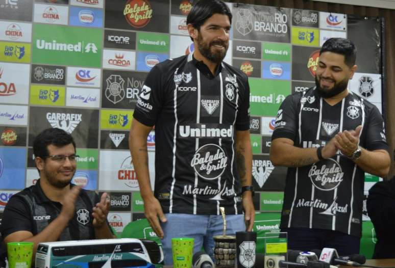 Loco Abreu foi recepcionado por cerca de 400 torcedores: 'Sou uma referência mas dependo do grupo' (Foto: Divulgação)