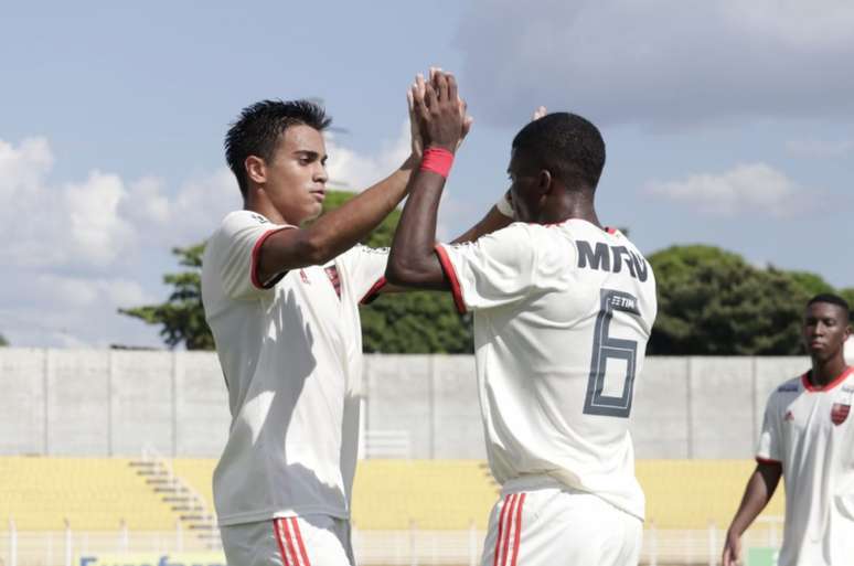 Reinier celebra primeiro gol do Flamengo com Michael (Twitter / Flamengo)