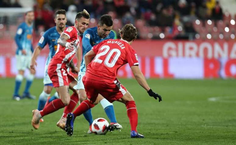 Correa tenta passar pela marcação de Muniesa (Foto: Reprodução / Twitter)