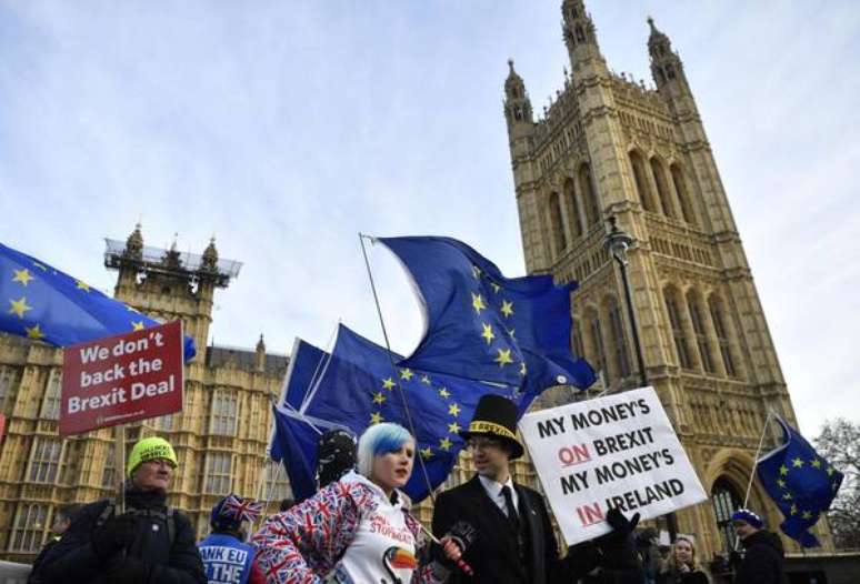 Ativistas pró-Brexit protestam em frente ao Parlamento do Reino Unido