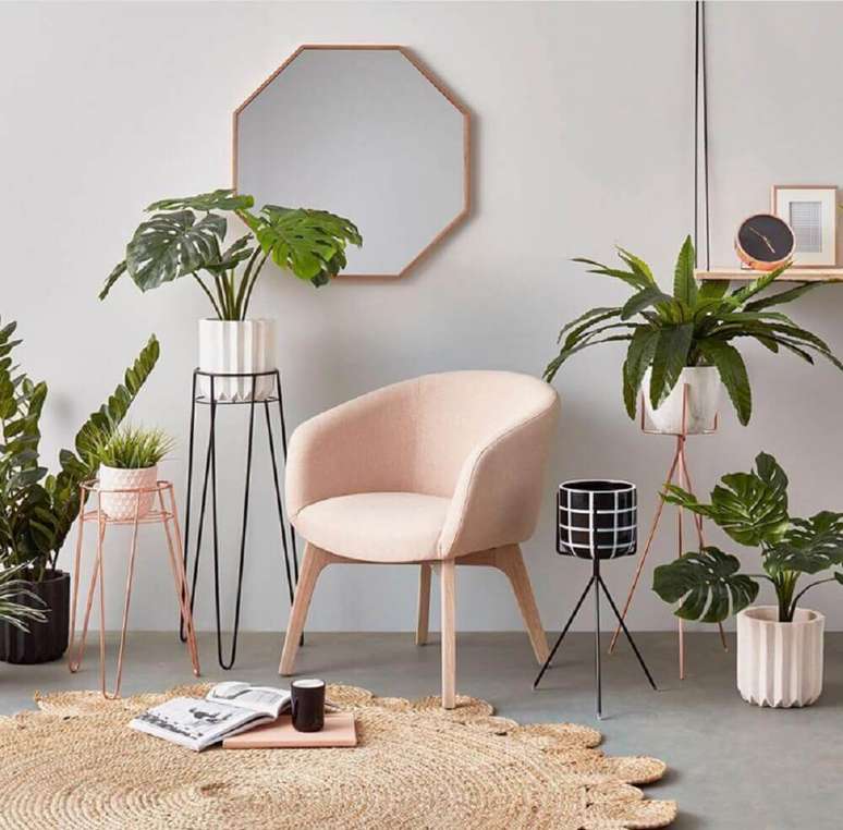 3. Decoração minimalista para casa no verão com muitos vasos de plantas e poltrona rosa – Foto: Atrás da Penteadeira
