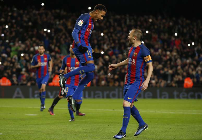 Neymar e Iniesta comemoram gol do Barcelona