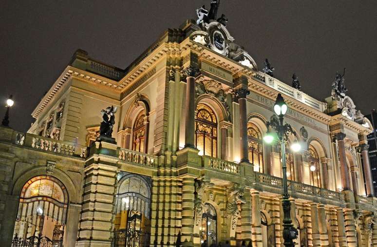 Vista geral da fachada do Theatro Municipal de São Paulo.