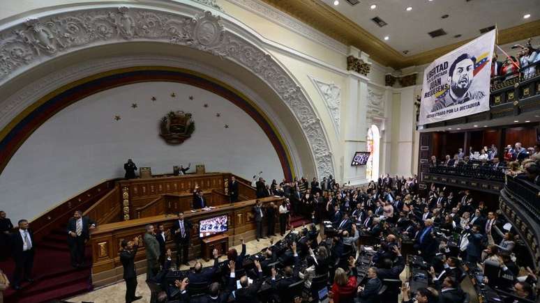De acordo com a Constituição venezuelana, o presidente deve fazer o juramento de posse perante a Assembleia Nacional