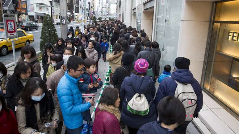 As filas para comprar uma fukubukuro podem dar voltas no quarteirão dependendo da loja