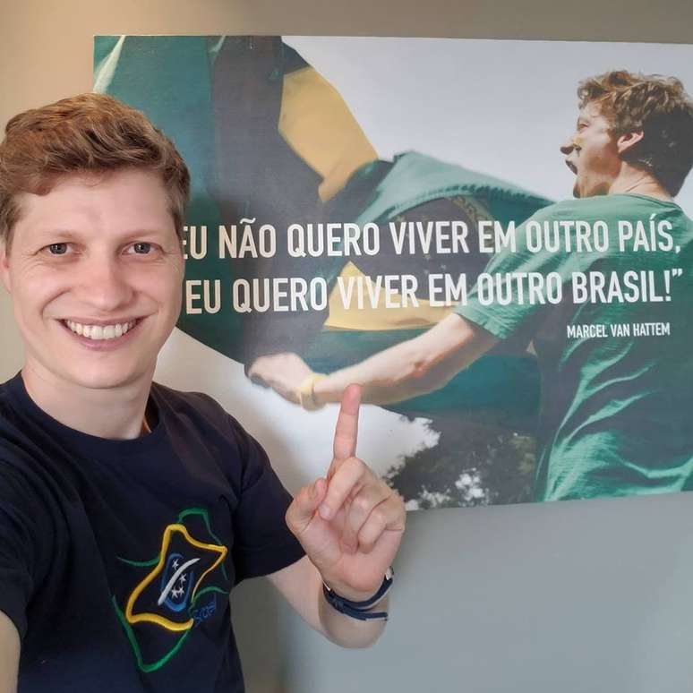 Marcel van Hattem diz que Olavo foi responsável por seu 'despertar político'; ele começou carreira em 2004 como vereador em Dois Irmãos (RS)