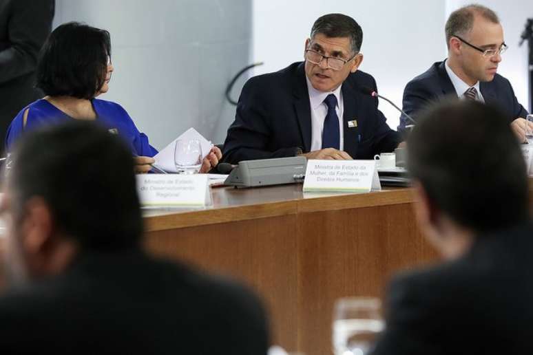 O ministro da Secretaria de Governo, general Santos Cruz (centro), fez ponderações em relação a promessas de Bolsonaro