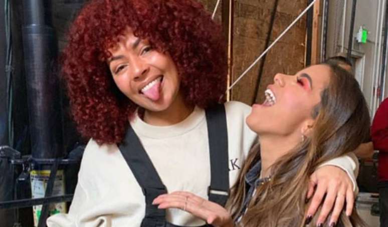 Anitta abraçada com Ashley Everett.