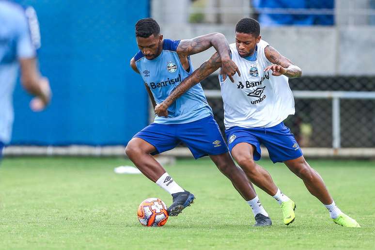 Grêmio treinou nesta quinta-feira com o volante Michel na zaga.