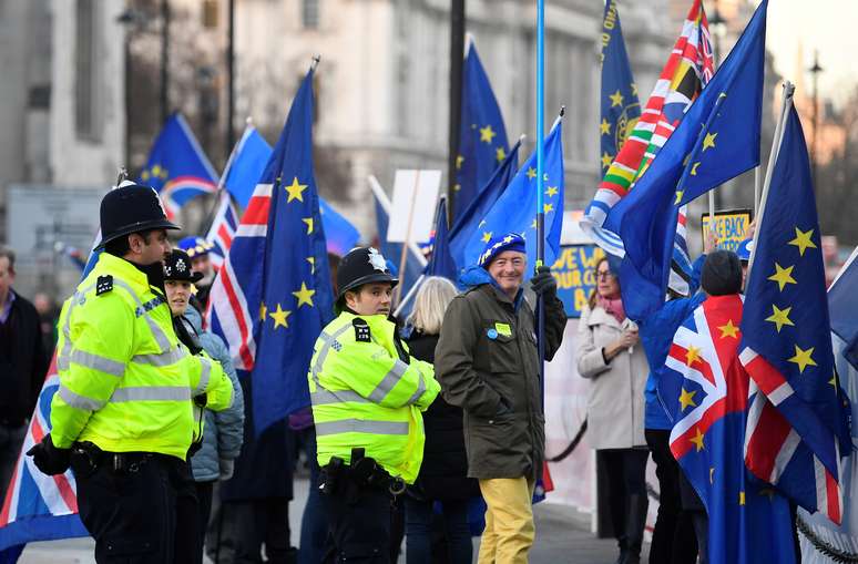 Ativistas favoráveis e contrários ao Brexit fazem manifestação perto do Parlamento, em Londres
08/01/2019
REUTERS/Toby Melville