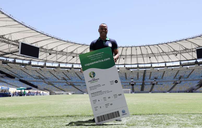 Cafú posa com modelo de ingresso da Copa América no Maracanã 10/01/2019 REUTERS/Sergio Moraes