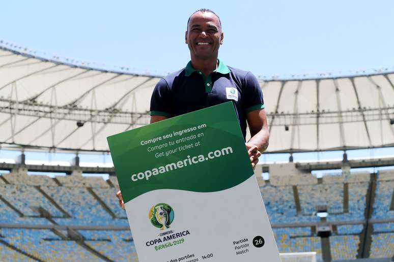 Cafu posa para foto após anunciar detalhes sobre venda de ingressos para a Copa América
10/01/2019 REUTERS/Sergio Moraes