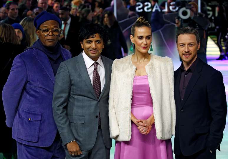Elenco de "Vidro" posa ao lado do diretor M. Night Shyamalan em Londres 09/01/2019 REUTERS/Henry Nicholls